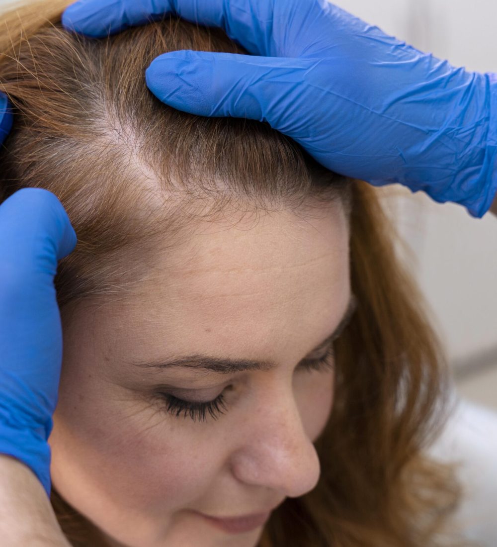 mulher-recebendo-tratamento-para-queda-de-cabelo-em-uma-clinica